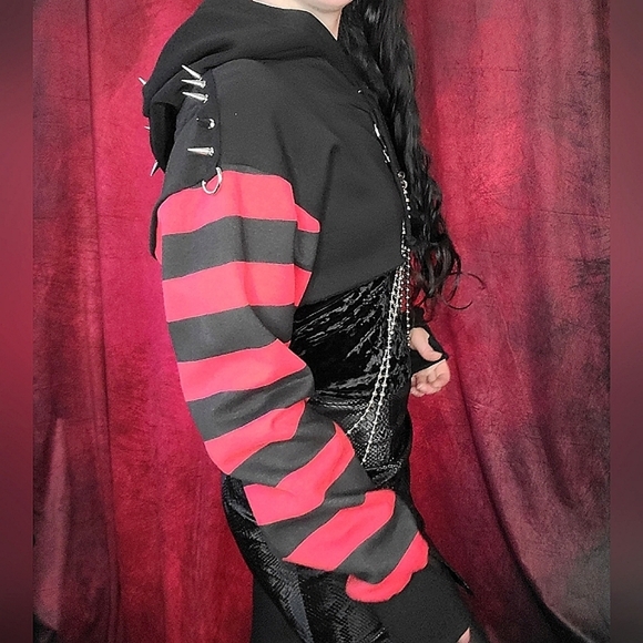 House of Widow Cropped Hoodie🖤❤️ - Picture 3 of 8